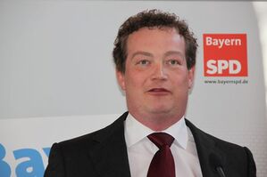 Bundestagskandidat Uli Grötsch während seines Grußwortes