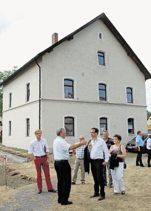 Im Alten Forsthaus ist der Flohmarkt eingerichtet. Helmuth Wächter erklärte, wie gut das Angebot angenommen wird.