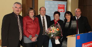 Landratskandidatin Brigitte Scharf (3.v.r.) nach der einstimmigen Wahl. (Foto: Thomas Döhler)