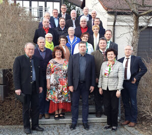 Die Kreistagsfraktionen von WUN und TIR vor der Fichtelgebirghalle in Wunsiedel